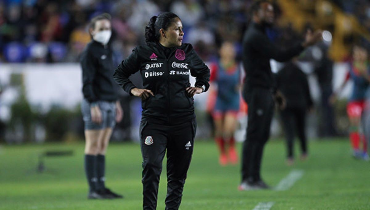 ¿Quién es Mónica Vergara, exfutbolista que dejará su cargo como DT del Tricolor Femenil Mayor