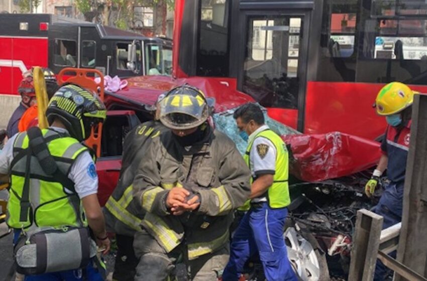 Metrobús y autos chocan en Insurgentes: accidente deja saldo de 5 heridos