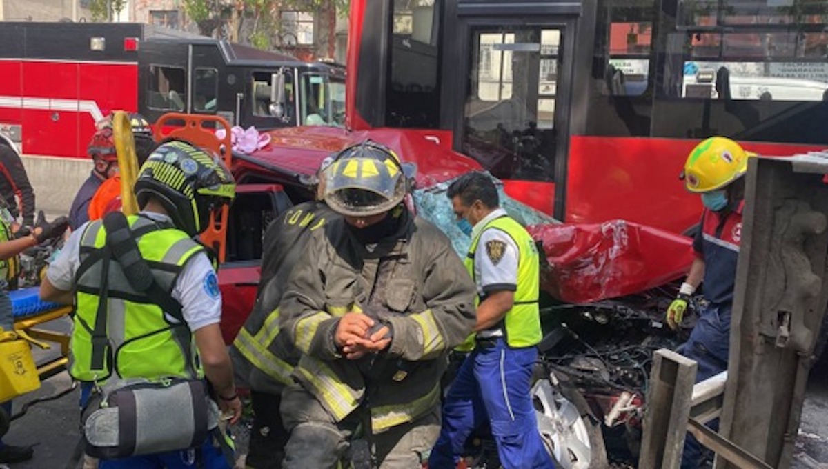 Metrobús y autos chocan en Insurgentes: accidente deja saldo de 5 heridos