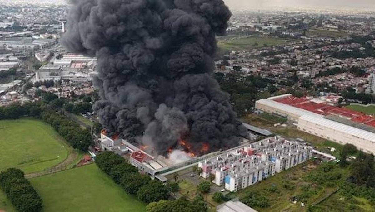 Incendio en fábrica de Tlaquepaque logra controlarse (VIDEO)
