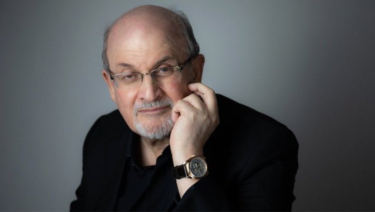 ¿Quién es Salman Rushdie, escritor atacado ayer en Nueva York?