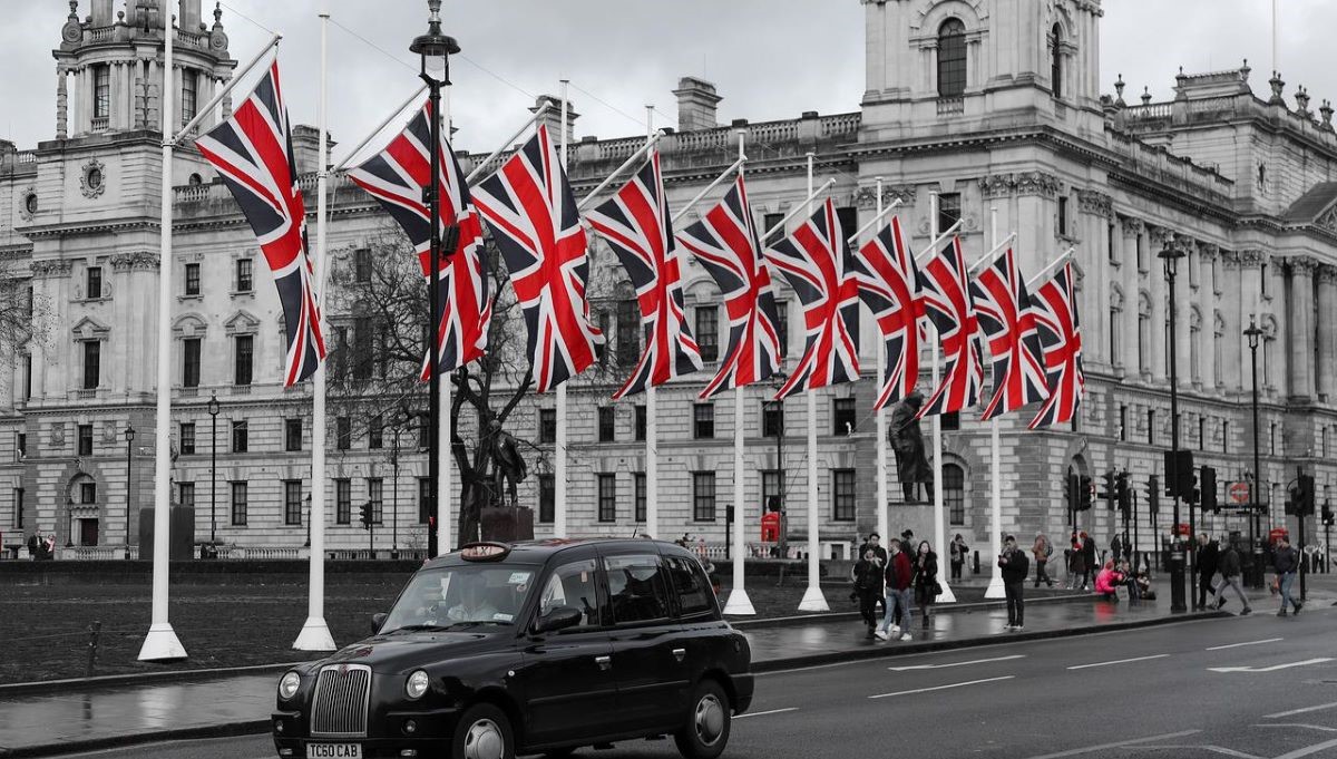 Cortejo fúnebre de la reina Isabel II salió hacia el Parlamento Británico