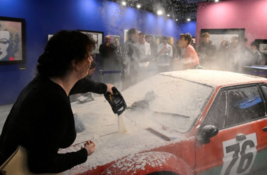 Milán: En protesta al cambio climático activistas cubre de harina el auto pintada por Andy Warhol