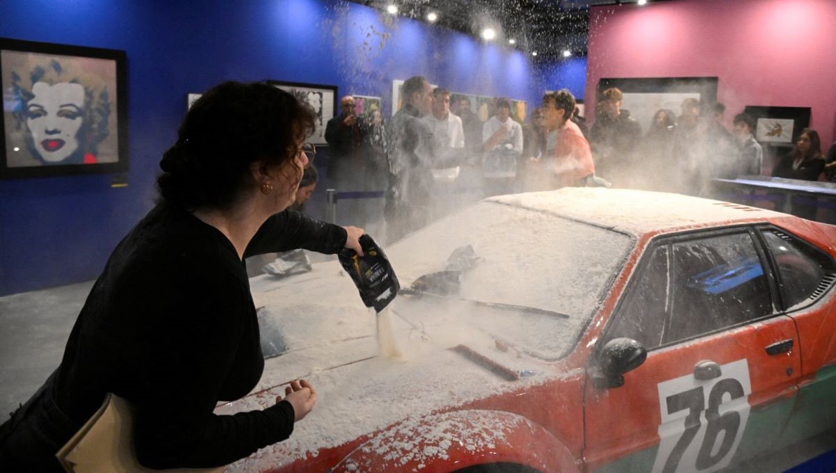 Milán: En protesta al cambio climático activistas cubre de harina el auto pintada por Andy Warhol