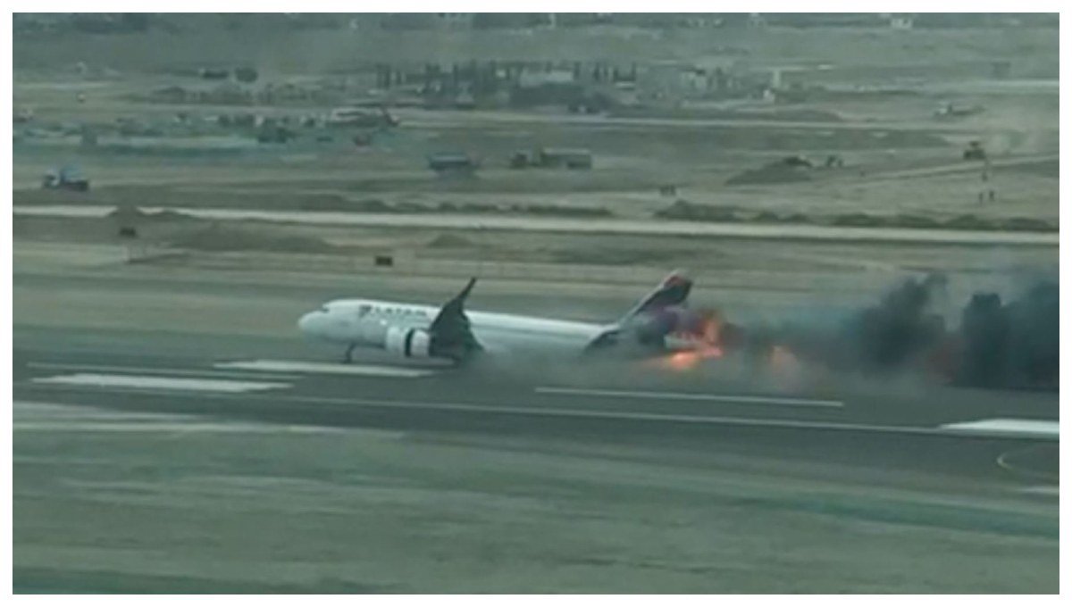 Choca avión con camión de bomberos en aeropuerto de Perú; deja dos muertos
