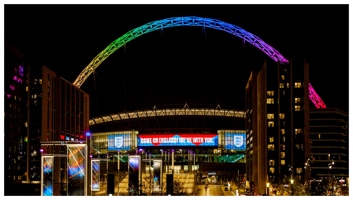 Por «OneLove», Federación inglesa enciende arco del estadio Wembley de colores arcoíris