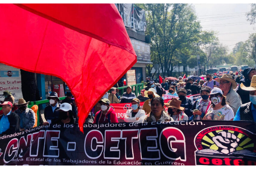 Maestros de la CNTE marchan hacia el Zócalo para exigir a AMLO una mesa de diálogo