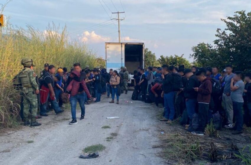 Rescatan a 82 migrantes, dentro de un tráiler abandonado en Chiapas