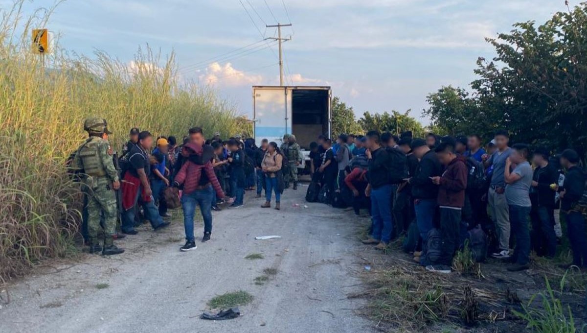 Rescatan a 82 migrantes, dentro de un tráiler abandonado en Chiapas