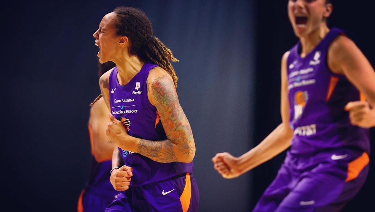 Brittney Griner es liberada de prisión en Rusia, a cambio de un traficante