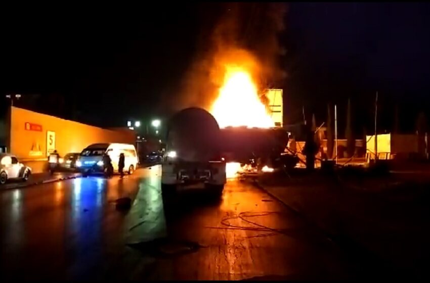 Camión que trasladaba material inflamable se incendia en Ecatepec; hay heridos