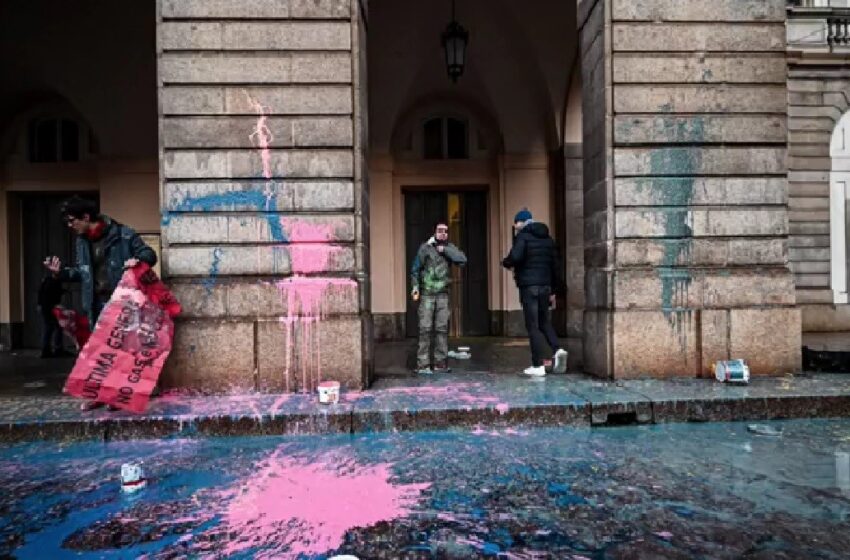 Activistas lanzan pintura a la fachada del teatro ‘La Scala’ en Milán