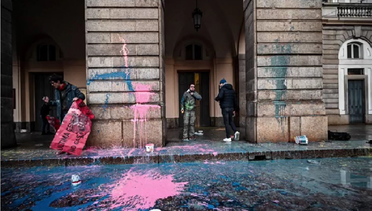 Activistas lanzan pintura a la fachada del teatro ‘La Scala’ en Milán