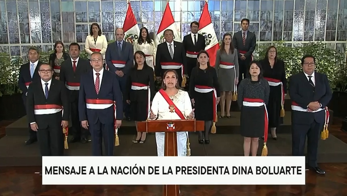 Dina Boluarte, presidenta de Perú, propone adelantar elecciones por aumento de protestas