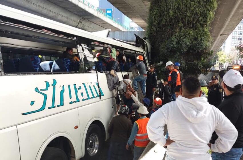 Choca autobús con adultos de la tercera edad en Periférico; fallece una persona y al menos 42 lesionados