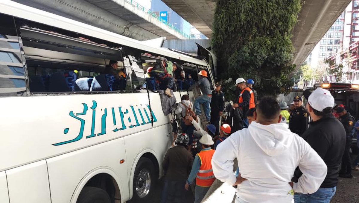 Choca autobús con adultos de la tercera edad en Periférico; fallece una persona y al menos 42 lesionados