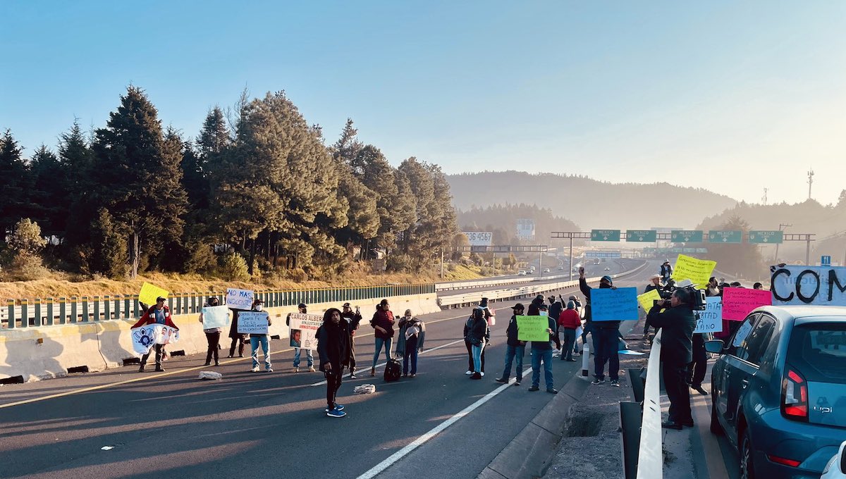 Manifestantes bloquean autopista de cuota y la libre México-Toluca