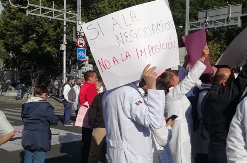 Personal del Hospital 20 de Noviembre bloquea Av. Félix Cuevas, demandan mejores condiciones laborales