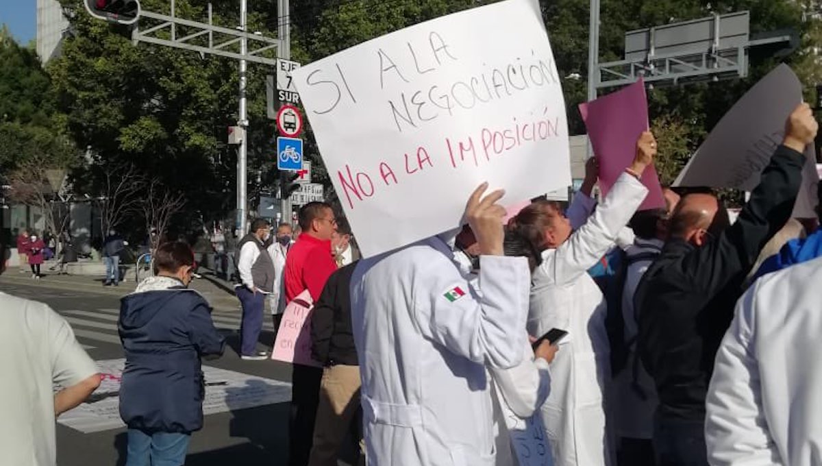 Personal del Hospital 20 de Noviembre bloquea Av. Félix Cuevas, demandan mejores condiciones laborales