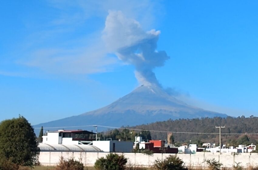 Alertan por actividad en volcán Popocatépetl: continúa emitiendo explosiones