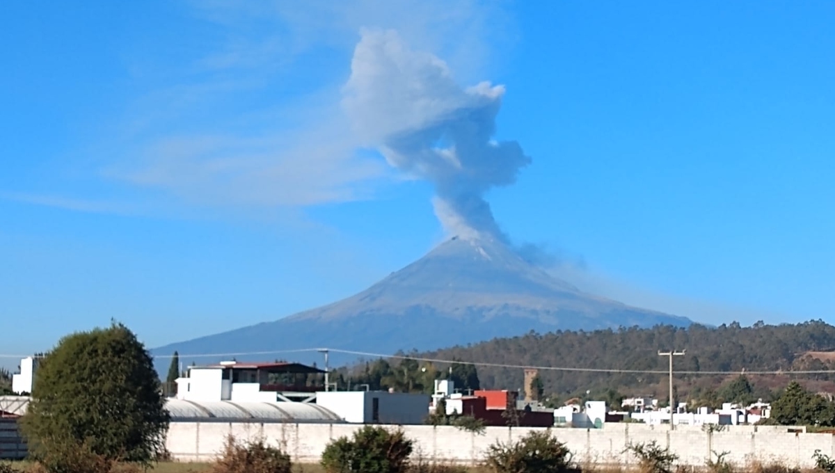 Alertan por actividad en volcán Popocatépetl: continúa emitiendo explosiones