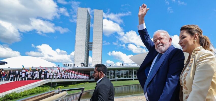 Por tercera vez, Lula da Silva asume presidencia de Brasil