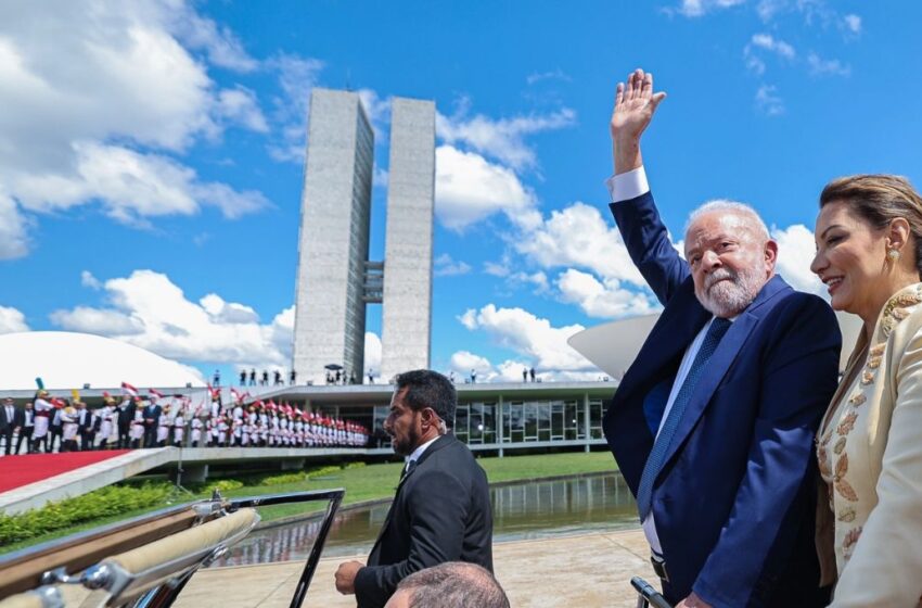 Por tercera vez, Lula da Silva asume presidencia de Brasil