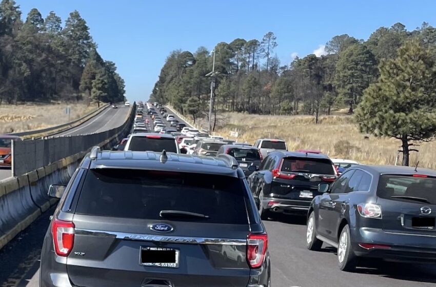 Bloquean Carretera Federal a Cuernavaca; afectará a personas que regresan de puente