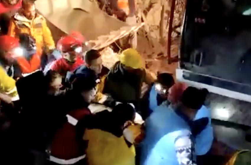 Brigada mexicana halla 3 personas vivas y 11 cuerpos en Turquía (VIDEO)