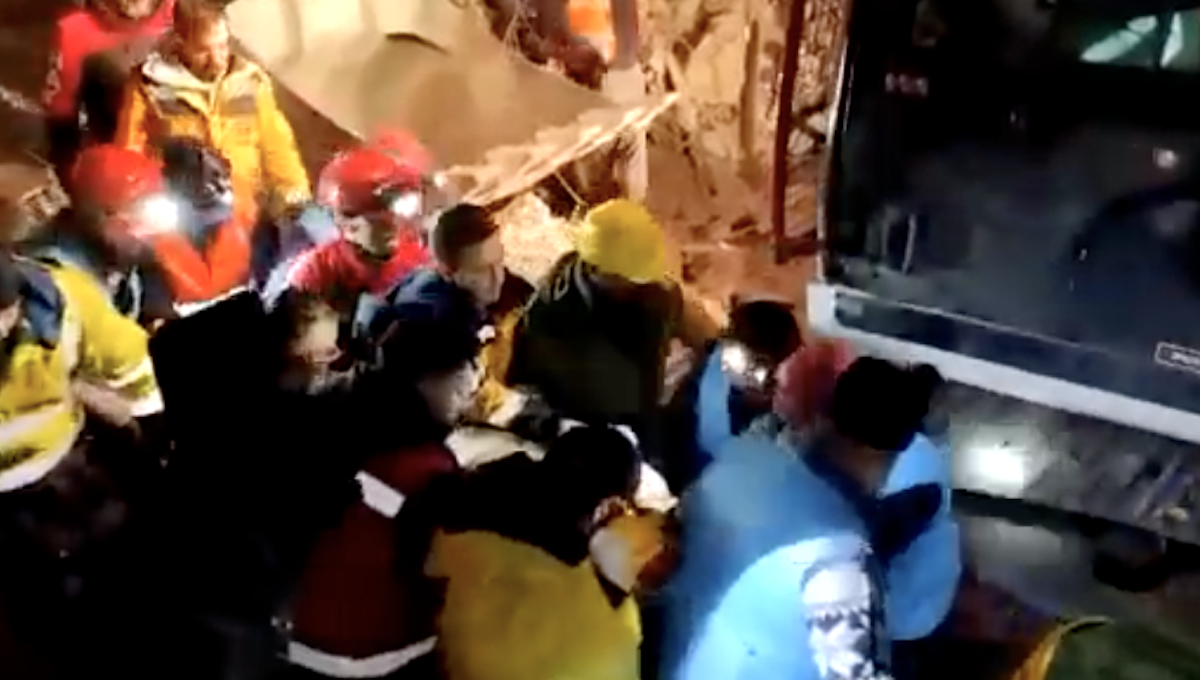 Brigada mexicana halla 3 personas vivas y 11 cuerpos en Turquía (VIDEO)