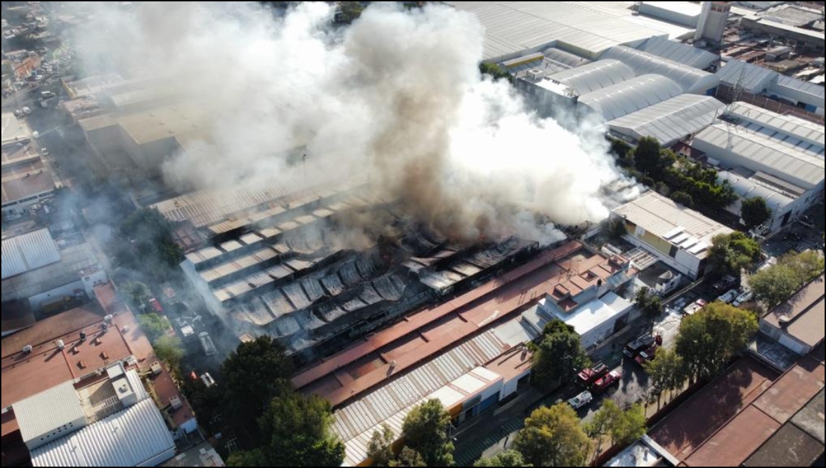 Reportan fuerte incendio en bodega en alcaldía Azcapotzalco