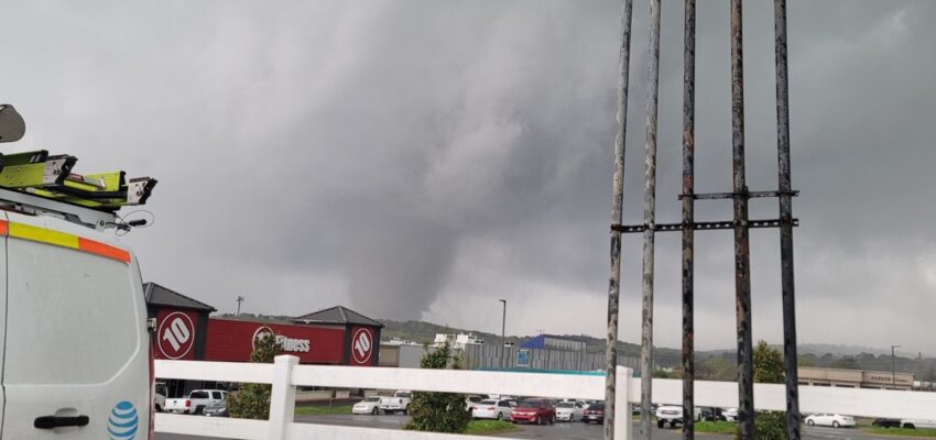 Fuerte tornado afecta casas en Little Rock, Arkansas; reportan victimas. Foto: @andrewjustinWX