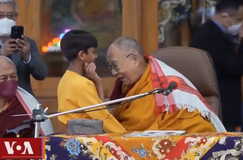 Dalai Lama se disculpa por video donde besa a un niño
