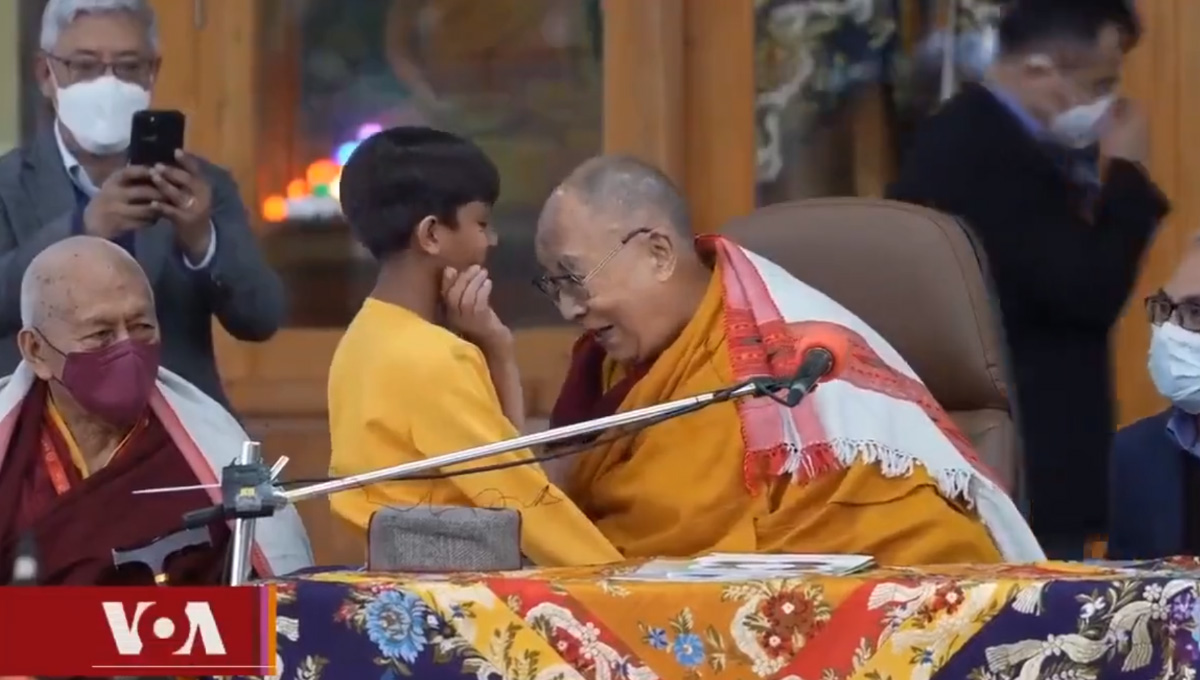 Dalai Lama se disculpa por video donde besa a un niño