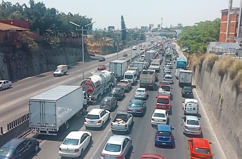 A mitad de las vacaciones de Semana Santa, se satura la carretera México-Cuernavaca