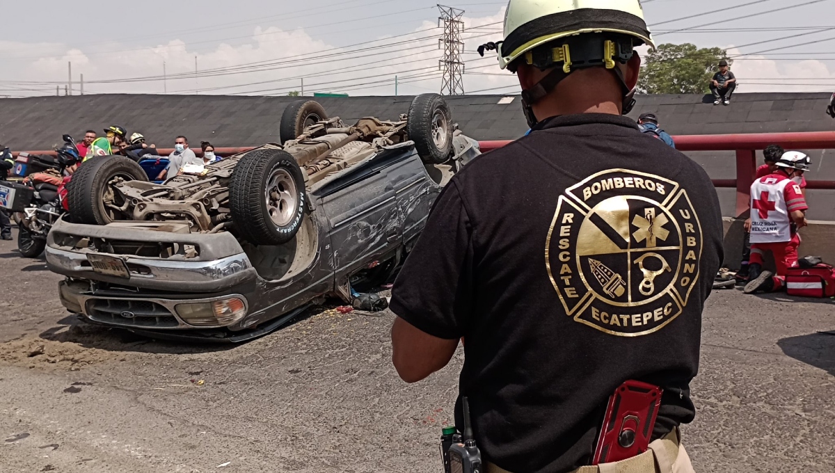 Volcadura de camioneta en la carretera México-Pachuca; deja un muerto y 10 heridos