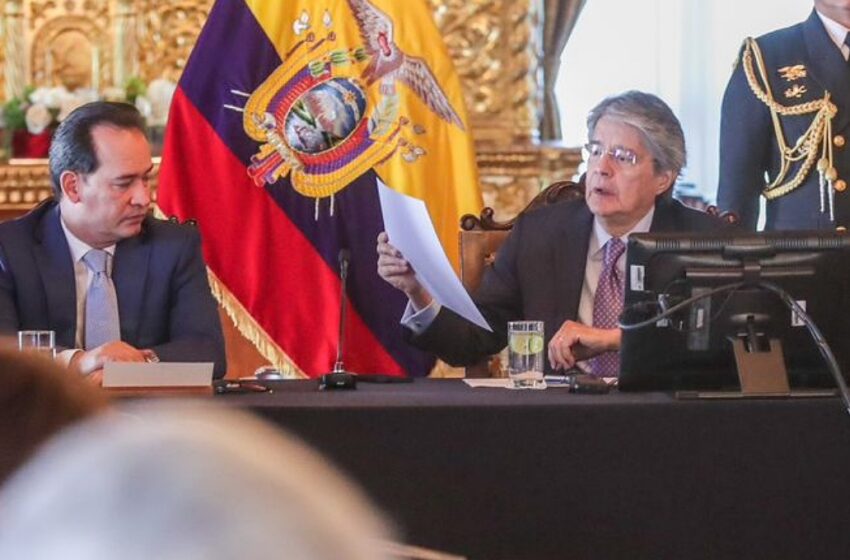 Presidente de Ecuador disuelve el Congreso para evitar juicio político
