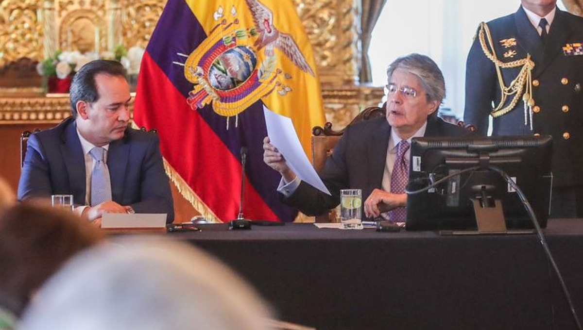 Presidente de Ecuador disuelve el Congreso para evitar juicio político