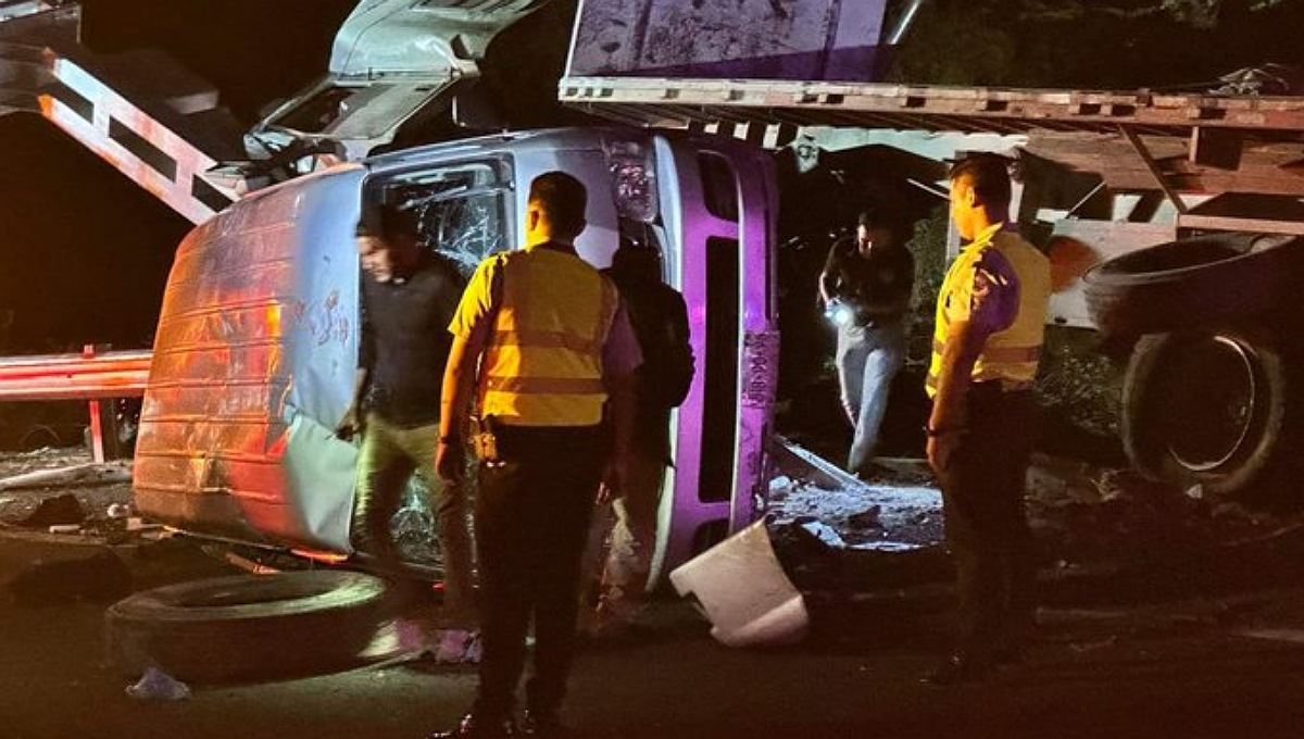 Impactan tráiler y camioneta con pasajeros en la Autopista del Sol; se reportan 10 muertos