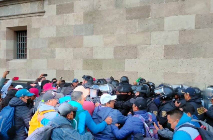 Maestros de la CNTE protestan en Palacio Nacional