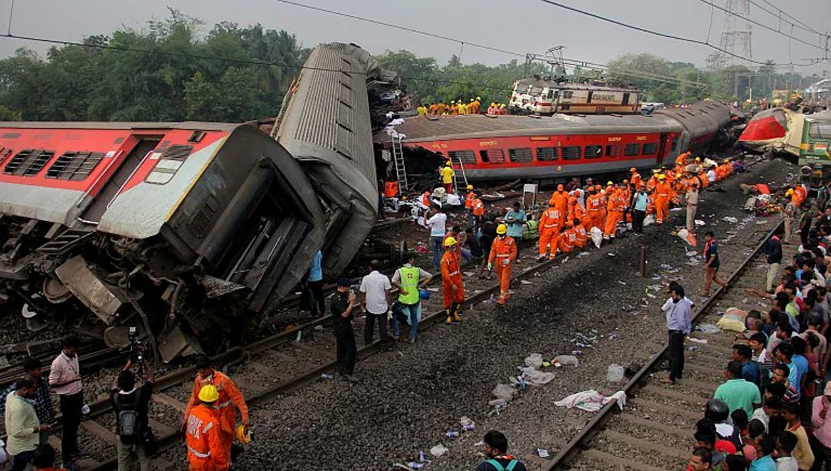 Sube a 261 muertos por fuerte choque de trenes en India