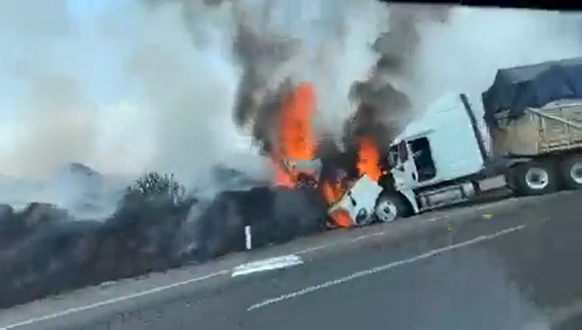 Camión choca contra autos y provoca incendio en Jalisco