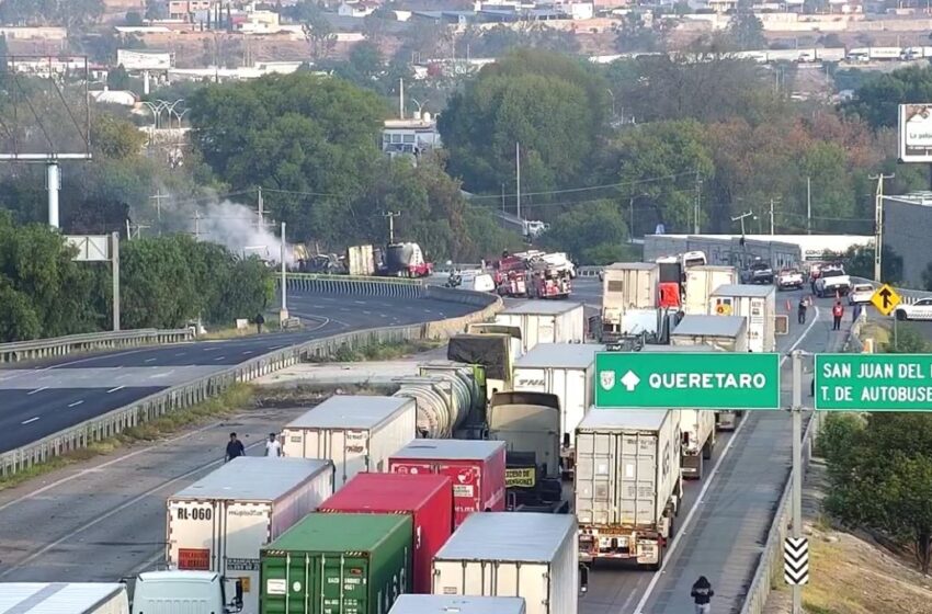 Incendio entre tráileres tras choque en la autopista México-Querétaro