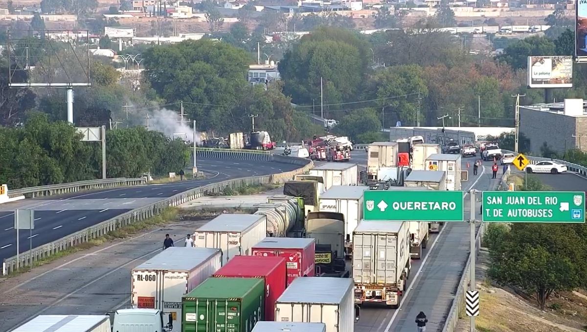 Autopista México-Querétaro cerrada tras incendio entre tráileres