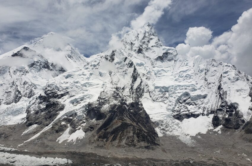 Tras accidente cerca del Everest, gobierno de Nepal prohíbe vuelos «no esenciales» de helicópteros