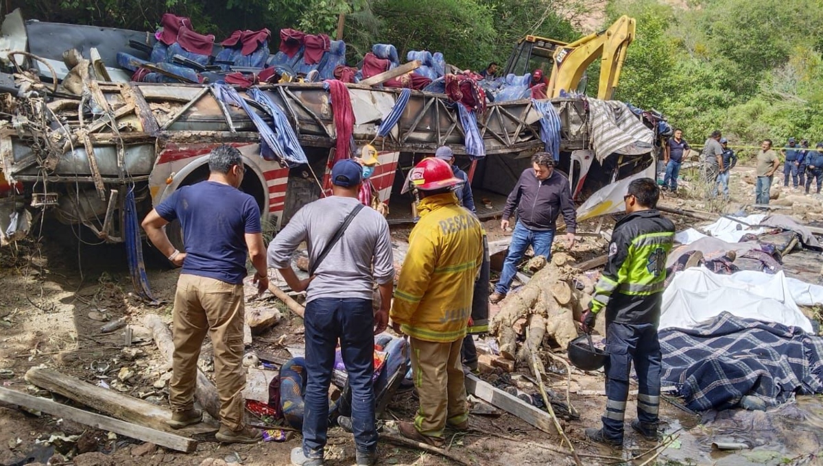 Se registra volcadura de autobús en Oaxaca; deja 27 muertos