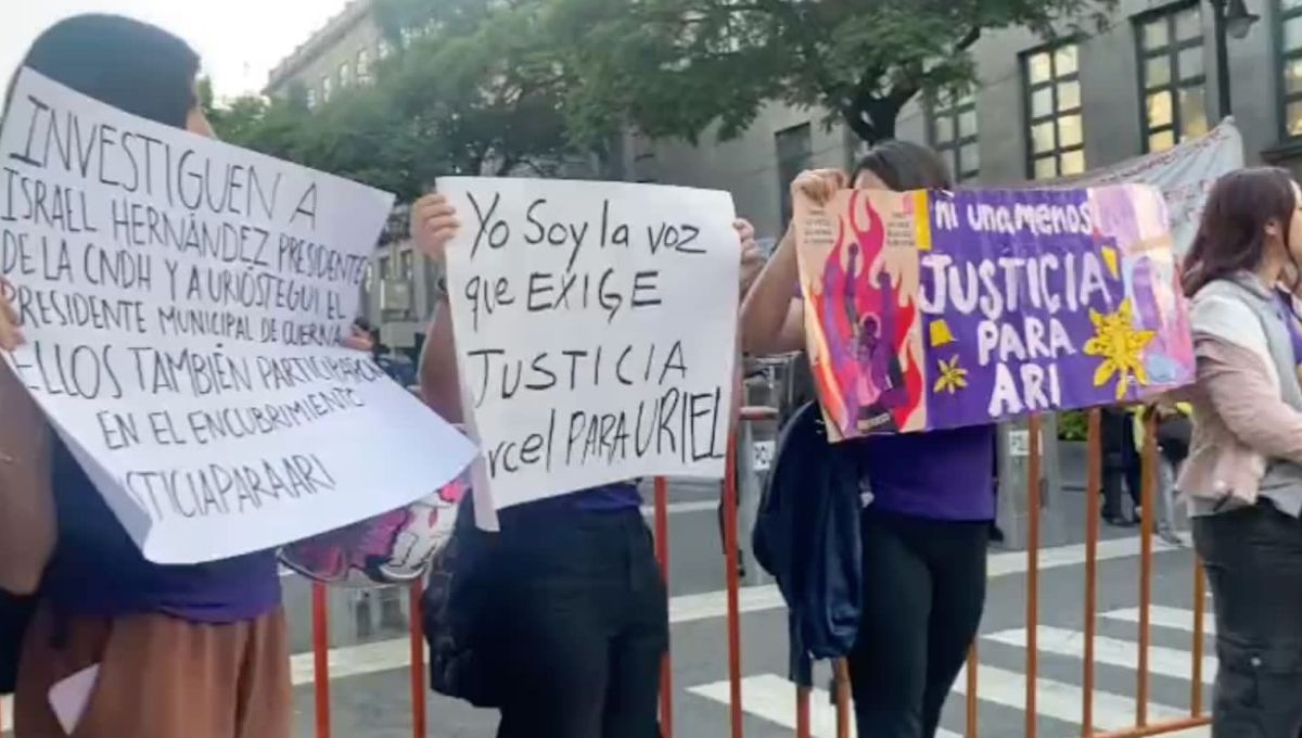 Protestan frente a Palacio Nacional y la SCJN; piden justicia por el feminicidio de Ariadna Fernanda