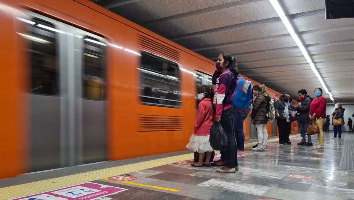 Joven muere tras ser lanzada a las vías del Metro; quien la lanzó también murió