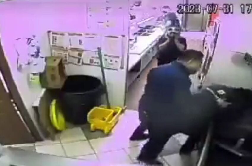 Hombre golpea a un menor trabajador de Subway; le pidió que se formara