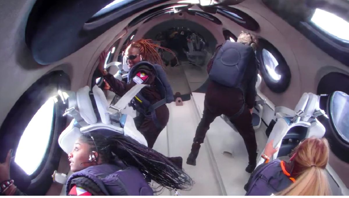 Virgin Galactic realizó su primer vuelo con turistas espaciales